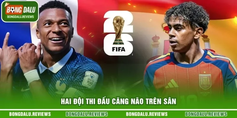 Hai đội thi đấu căng não trên sân